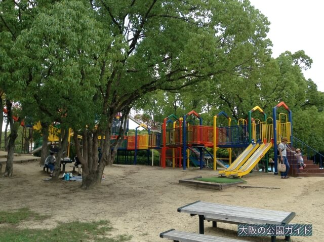 大泉緑地「わんぱくらんど」の遊具と木