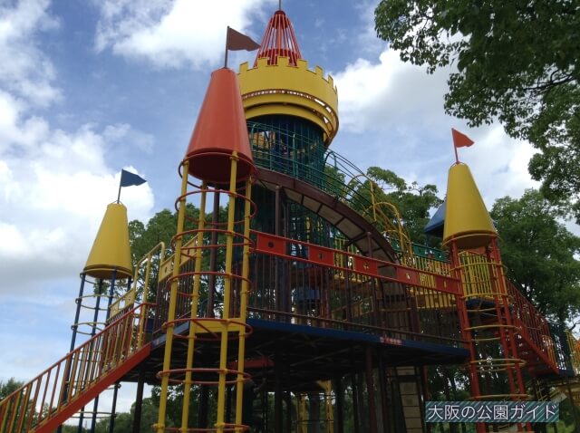大泉緑地「わんぱくらんど」の大型遊具（3階建て）