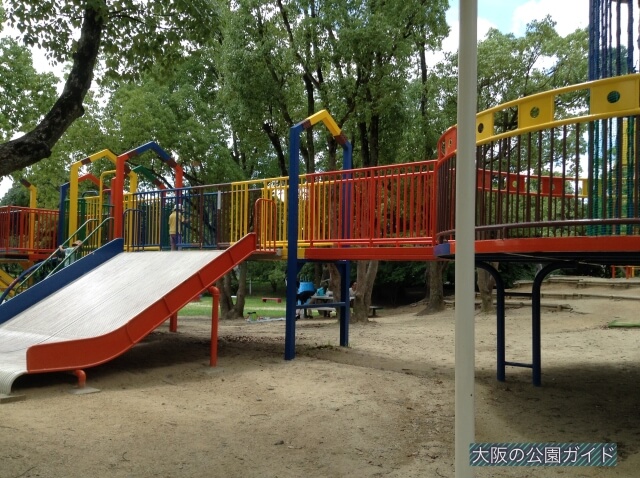 大泉緑地「わんぱくらんど」複合遊具・幼児向け幅広滑り台