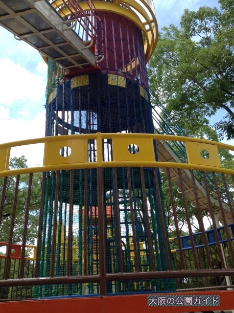 大泉緑地「わんぱくらんど」大型複合遊具の内部（ハシゴで登る）