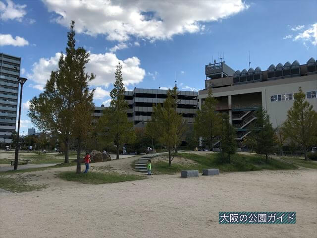 鳳公園の複合遊具と広場の境目にある小さな丘