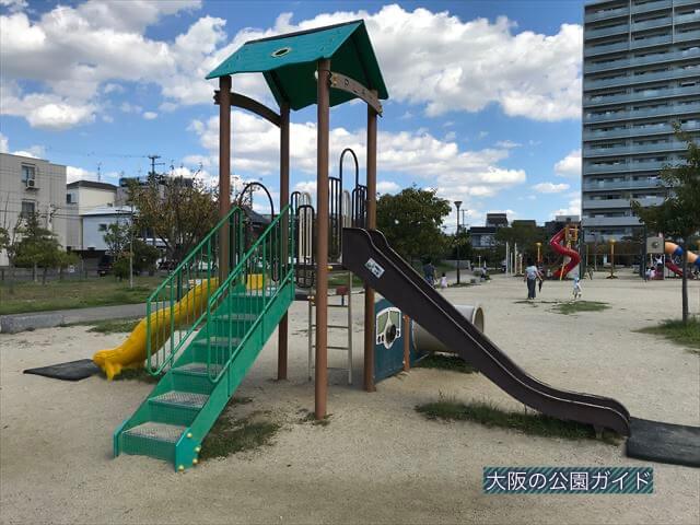 鳳公園の遊具「ミニ滑り台」