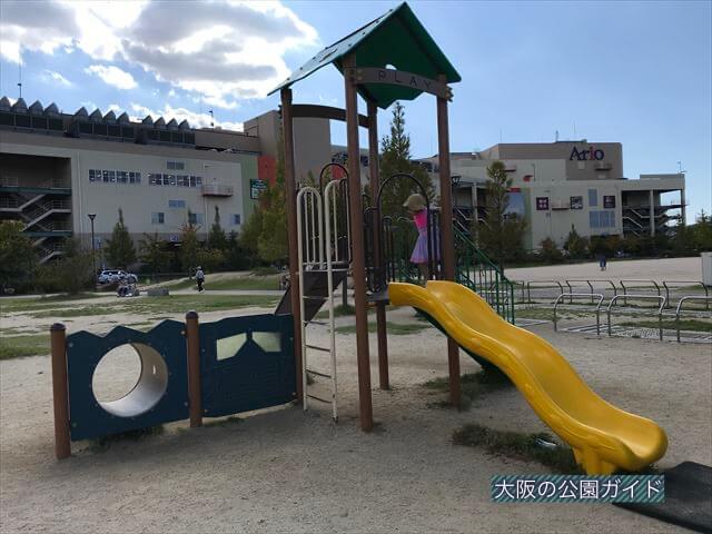 鳳公園の遊具「ミニ滑り台」