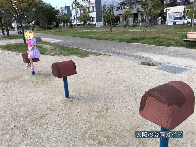 鳳公園の複合遊具「跳び箱」