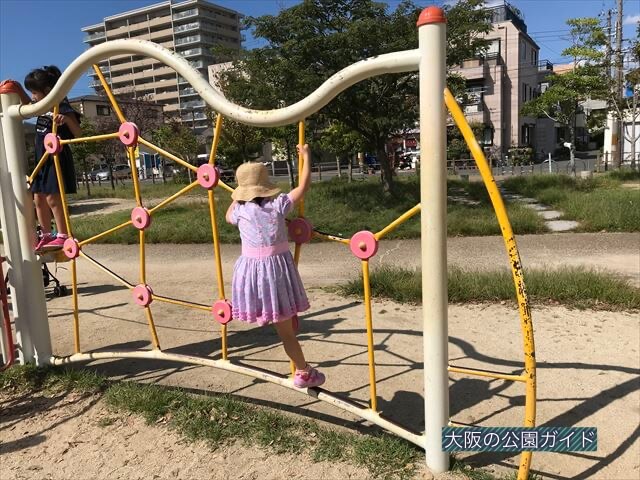 鳳公園の複合遊具「アスレチック風遊具」