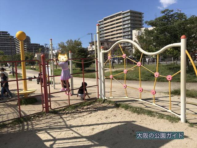 鳳公園の複合遊具「横に移動する遊具」