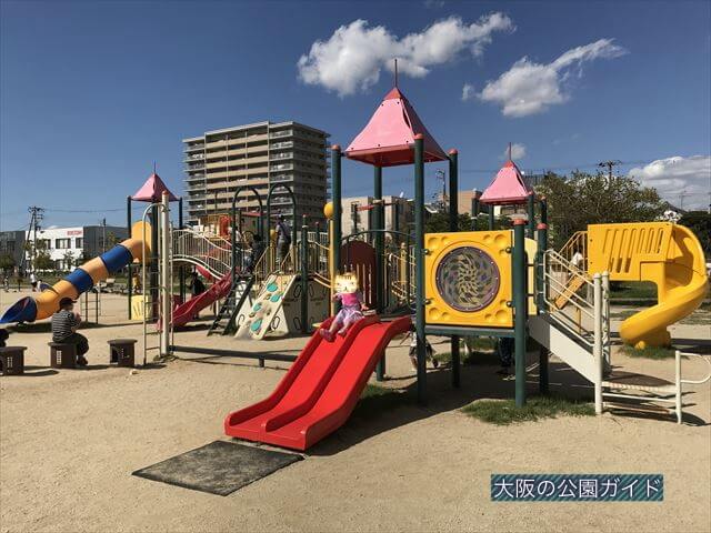 鳳公園の複合遊具「2つ横に並んでいる滑り台」
