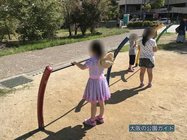 鳳公園の複合遊具「ゆがんだ鉄棒」
