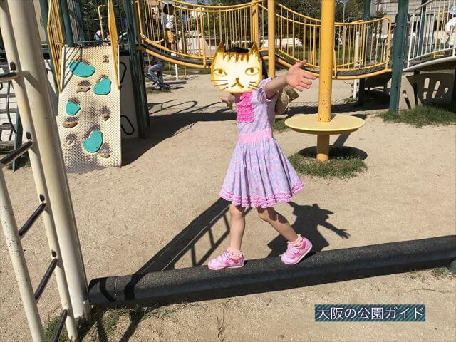 鳳公園の複合遊具「平均台」