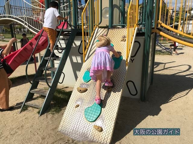 鳳公園の複合遊具「ミニボルダリング」