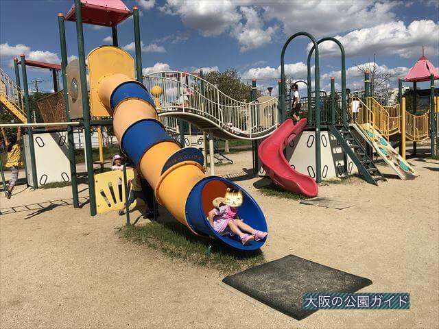 鳳公園の複合遊具「チューブ滑り台」