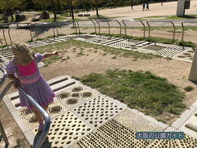 鳳公園の足つぼ健康器具