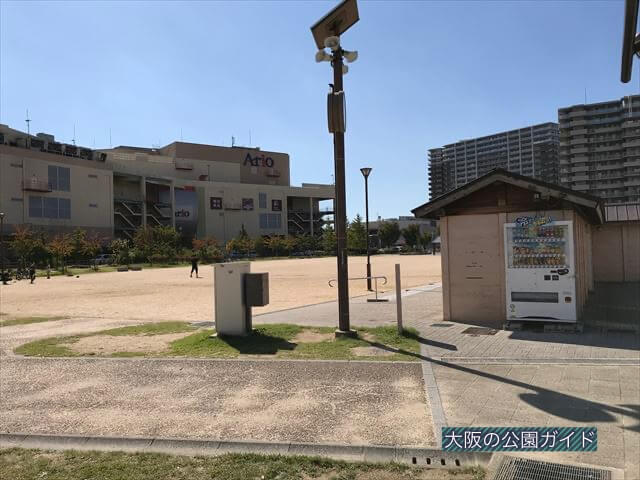鳳公園のトイレと自動販売機