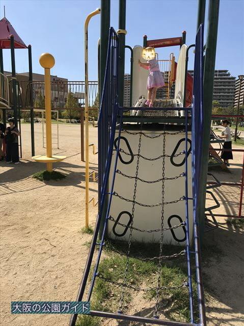 鳳公園の複合遊具「チェーンのはしご」