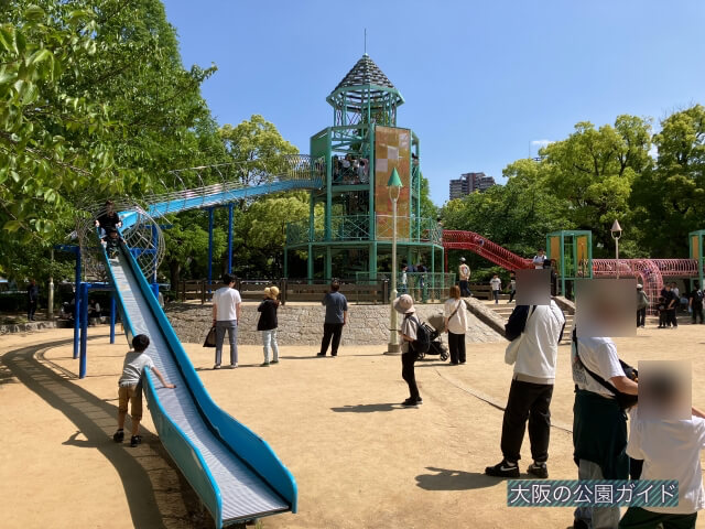大阪城公園の遊具広場「ローラー滑り台」