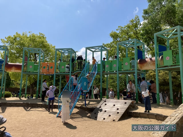 大阪城公園の遊具広場「ミニロッククライミング」