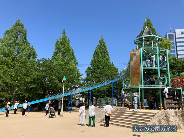 大阪城公園の遊具広場「ローラー滑り台」