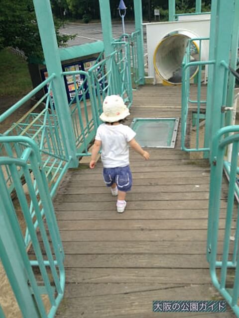 大阪城公園の遊具広場（2階を歩く様子）