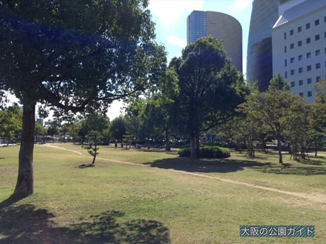 大阪城大手前の芝生広場