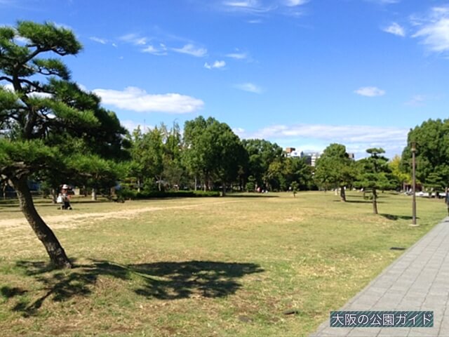 大阪城大手前の芝生広場