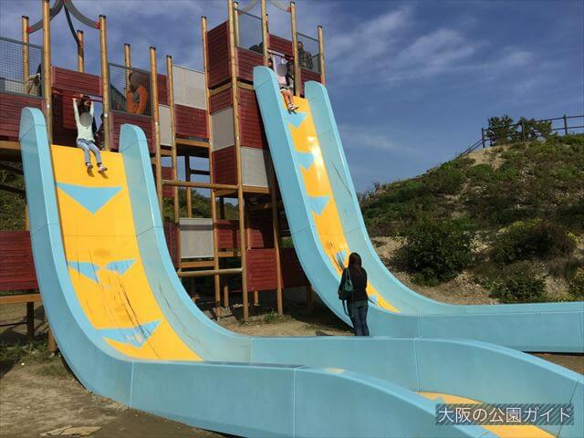 「彩都なないろ公園」傾斜80度滑り台「Wフリーフォール」