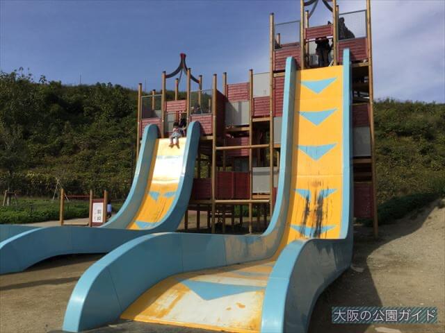 彩都なないろ公園の滑り台(傾斜80度)