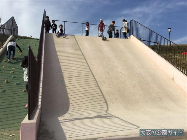 「彩都なないろ公園」石の滑り台