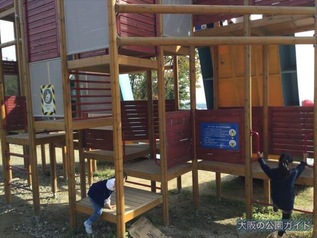 「彩都なないろ公園」80度滑り台「Wフリーフォール」の裏側、アスレチック風遊具