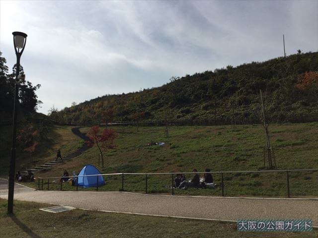 「彩都なないろ公園」広場と丘