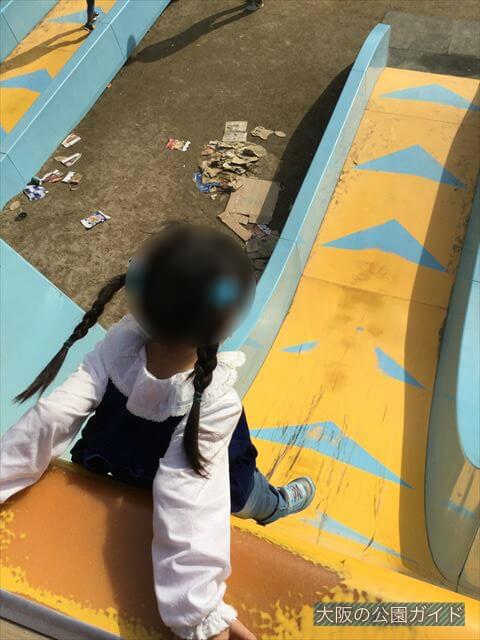 「彩都なないろ公園」傾斜80度滑り台「Wフリーフォール」（上から撮影）