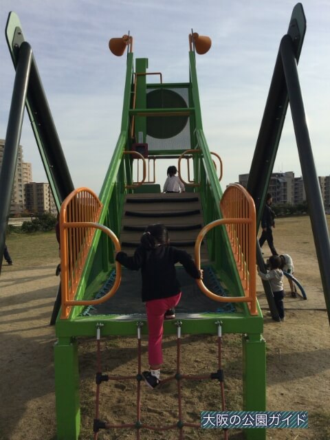 彩都西公園のバッタ遊具・トランポリン