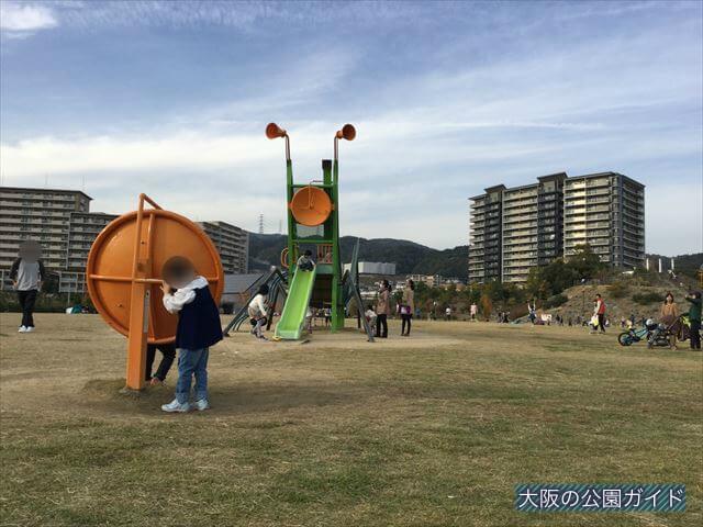 彩都西公園のバッタ遊具、幼児向けの電話