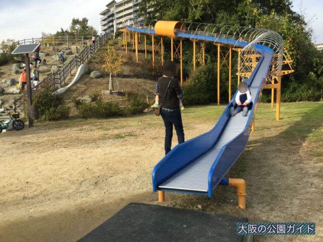 彩都西公園のローラー滑り台を滑り降りる様子