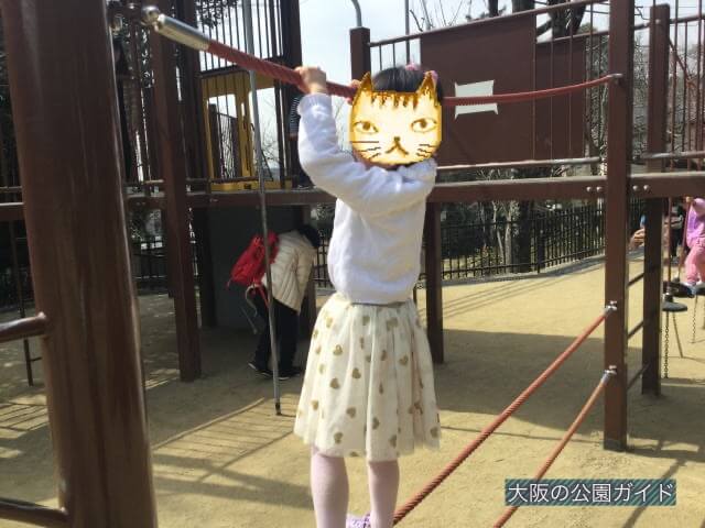 五月山公園の遊具「忍者のとりで」綱渡り