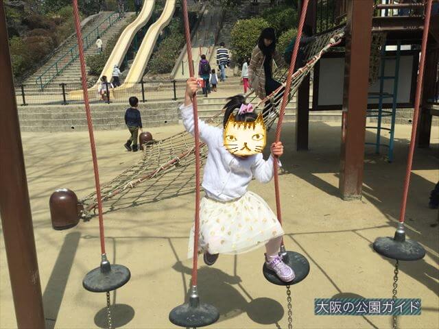 五月山公園の遊具「忍者のとりで」綱渡り