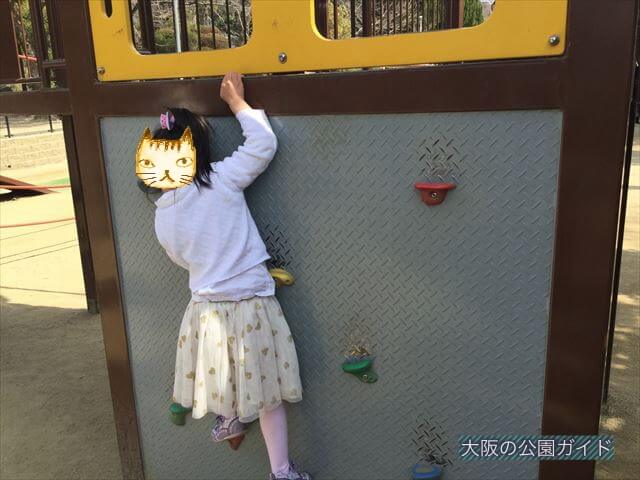 五月山公園の遊具「忍者のとりで」ボルダリング