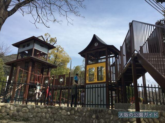 五月山公園の遊具「忍者のとりで」外観