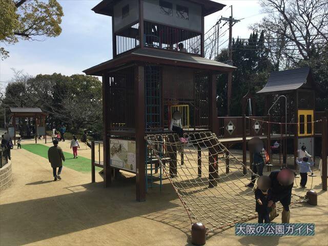 五月山公園の遊具「忍者のとりで」外観