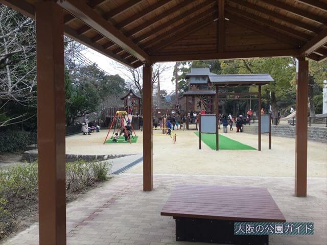 池田市「五月山公園」屋根付き休憩所