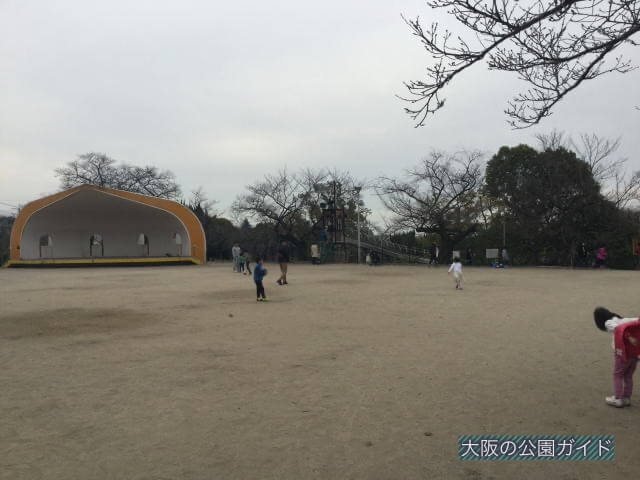五月山公園の広場（ボール遊びエリア）