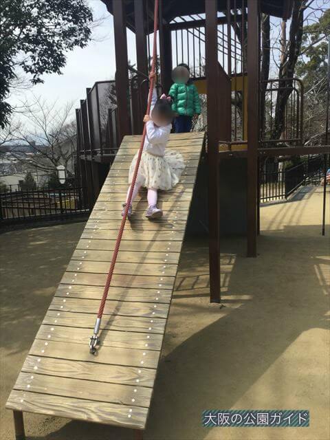 五月山公園の遊具「忍者のとりで」ロープを持ちよじ登る