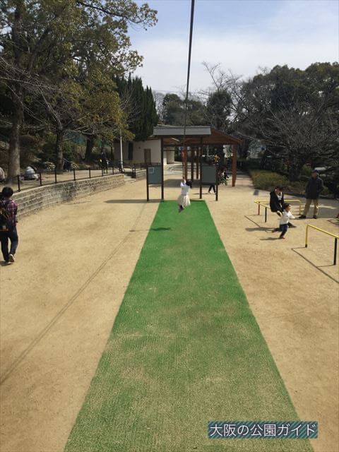 五月山公園の遊具「忍者のとりで」ターザンロープ