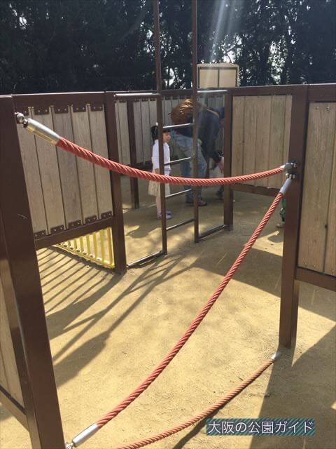 五月山公園の遊具「忍にんめいろ」ロープのしかけ