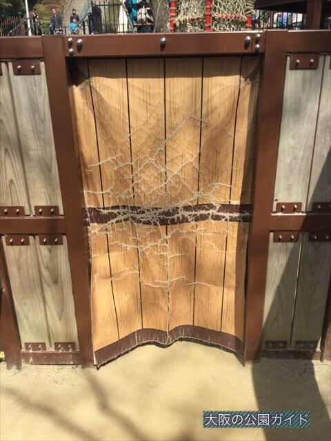 五月山公園の遊具「忍にんめいろ」かくし扉