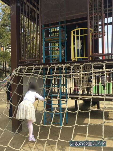 五月山公園の遊具「忍者のとりで」綱上り