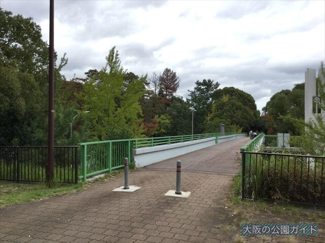 「千里中央公園」千里中央駅から徒歩で行く方法（千里中央公園前の歩道橋）