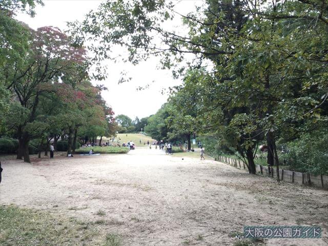 「千里中央公園」手前