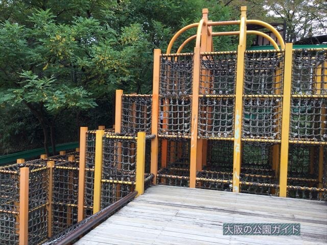 「千里中央公園」アスレチック風のジャングルジム
