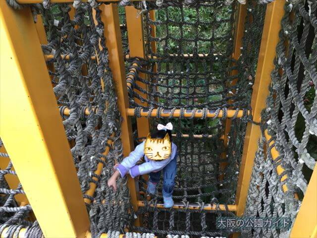 「千里中央公園」アスレチック風ジャングルジムの中の様子