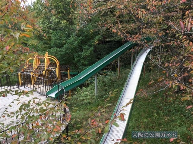 「千里中央公園」ローラー滑り台が枝分かれしている様子